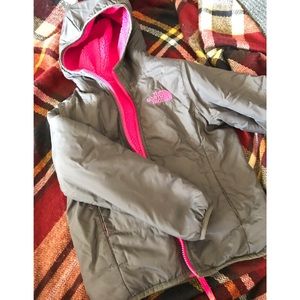 Girls northface jacket. I’d say it’s a size 4-5-6.